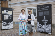LTP Brigitta Pallauf und Litauens Botschafterin Lina Rukšteliene eröffneten die Ausstellung „Unter fremdem Himmel“ im Ciemseehof.